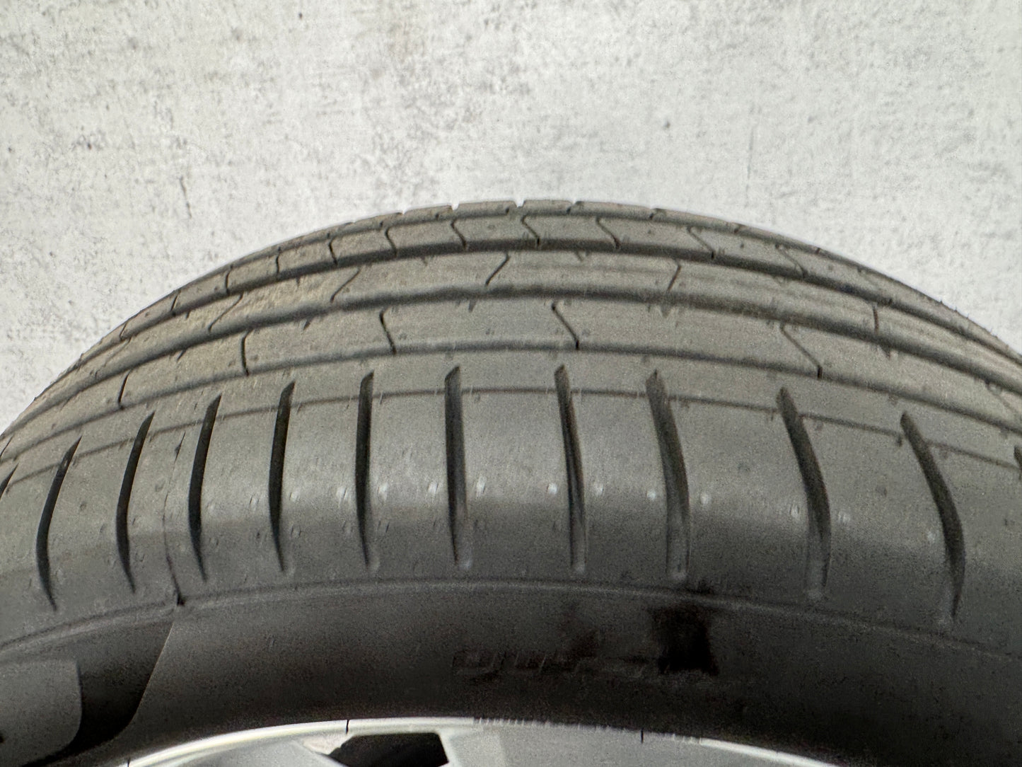 010985