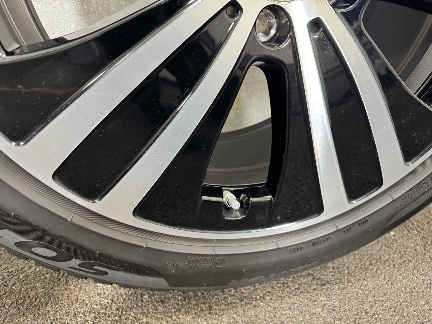 008991
