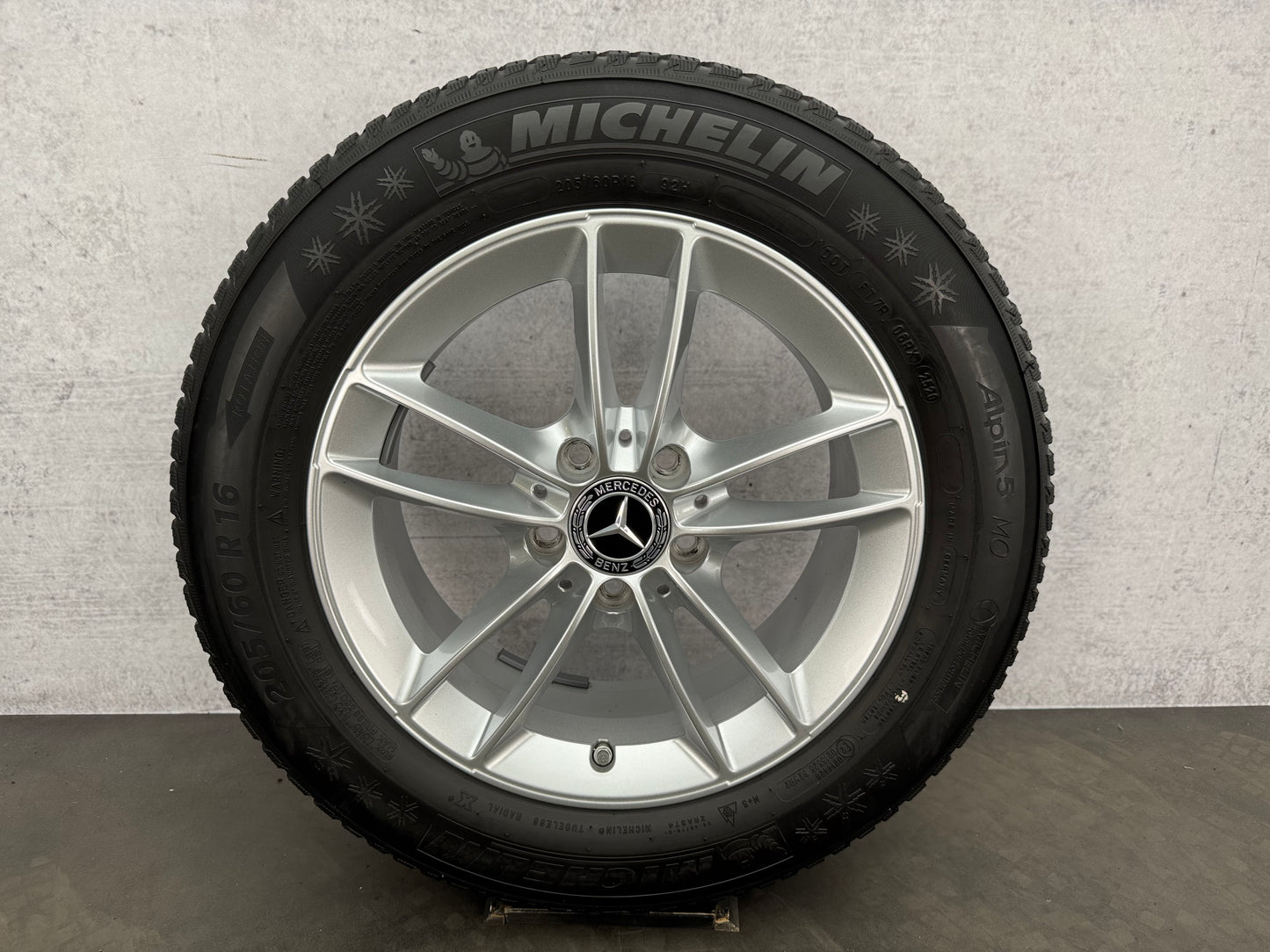 010687