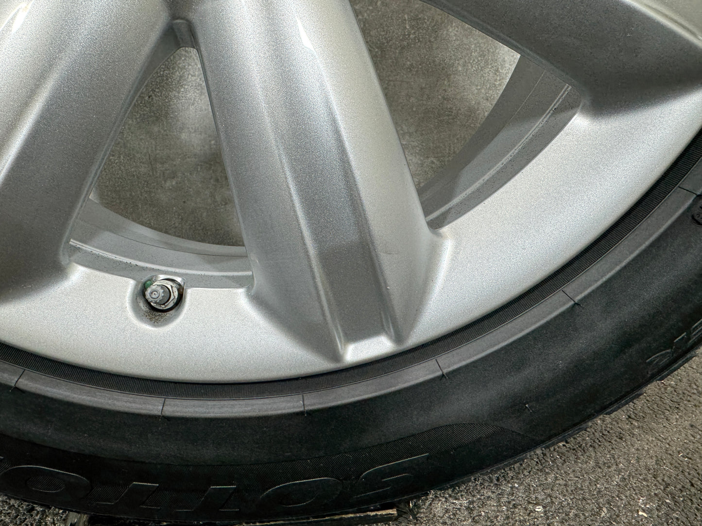 009056
